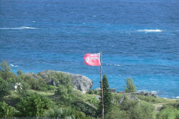 die Flagge Bermudas mit dem Atlantik im Hintergrund