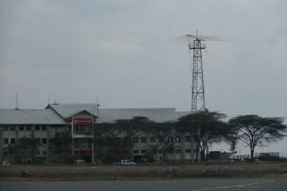 Die Antennenanlage von Kenya Airways am Flughafen von Nairobi. Wahrscheinlich ist das Fotografieren verboten.