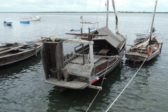 Eine Art Hausboot. Man beachte die nach hinten offene Toilette ...