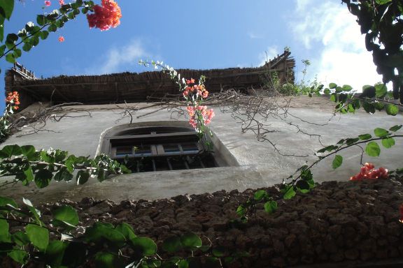 Eine verträumte Häuserfassade in den Gassen von Lamu. Viele dieser renovierten Häuser gehören Europäern.