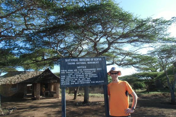 Am Eingang zu den Takwa-Ruinen, einer Swahili-Handelsstadt aus dem 15./16. Jahrhundert.