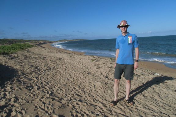 Der Operator am wunderbaren Strand von Manda. Man beachte die Schuhe.