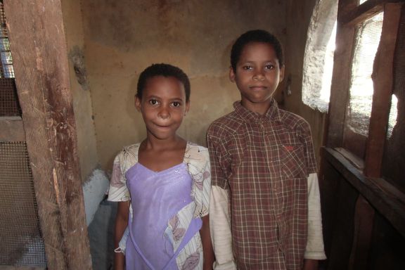 Zwei der 8 Kinder des Inselbosses, der dem islamischen Glauben angehört.