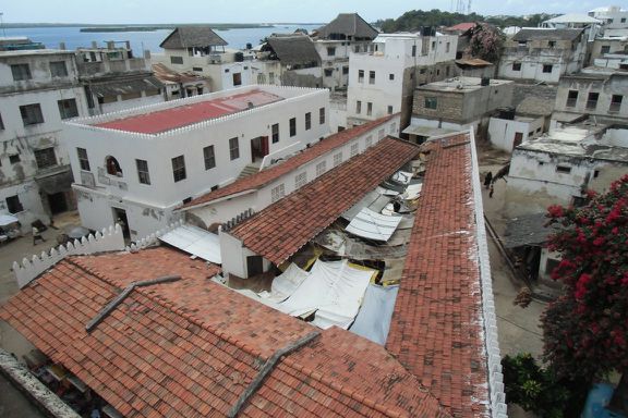 Blick vom Festungsturm auf den Markt von Lamu.