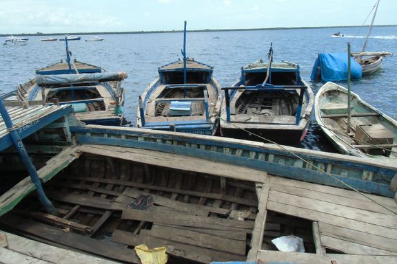 Weitere Holzboote. Die traditionellen Boote von Lamu sind allerdings um einiges schmaler.
