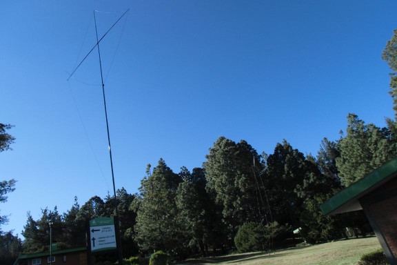 Quad für 12m (Vordergrund) und Vertikalantenne für 40m (Hintergrund)