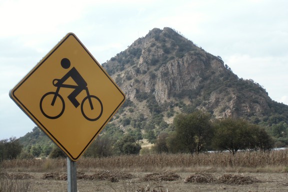 Achtung: Radfahrer (die natürlich immer ohne Licht unterwegs sind)
