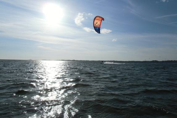 Sonne und Wind: Perfekte Bedingungen für Kite-Surfer!