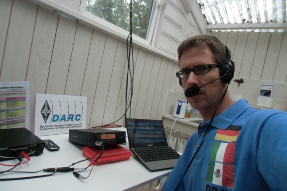 Der Operator mit DD4T-Shirt an der Station.