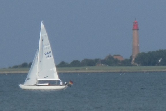 Leuchtturm Flügge mit Segelboot