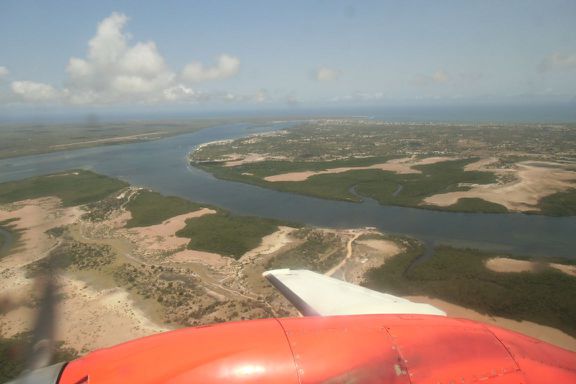 Im Landeanflug auf Manda, die Nachbarinsel von Lamu. Dieses Bild verwende ich für meine Kenia QSL-Karte.