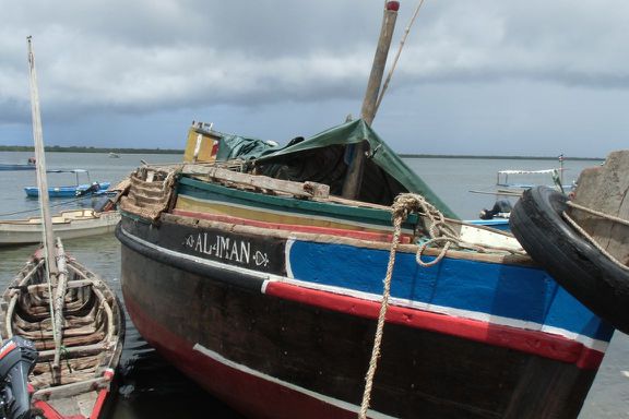 Die Holzboote sind oft bunt bemalt und tragen meist arabische Namen.