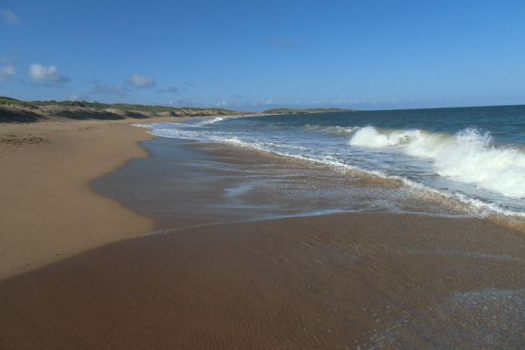 Der beinahe unberührte und menschenleere Strand von Manda.