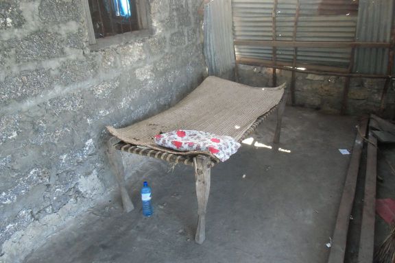Mein Bett. Später mit Moskitonetz. Die komplette Nacht Gehirnwäsche durch Muezzin-Gesang im Radio.