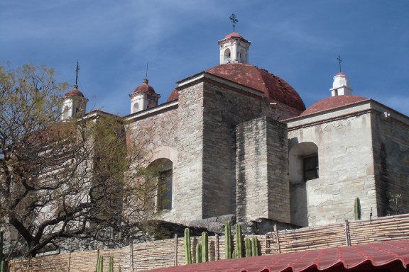 Kirche in Mitla, Oaxaca, gebaut aus Pyramidenmaterial