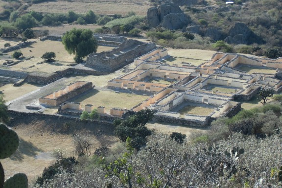 Unesco-Stätte Yagul vom benachbarten Berg aus gesehen