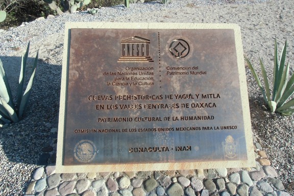das Unesco-Schild von Yagul, Oaxaca