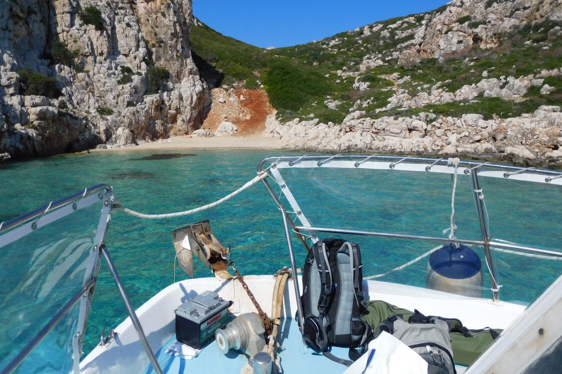 Ankunft mit Kapitän Yannis von Proti Cruises in einer Bucht im Südosten von Proti